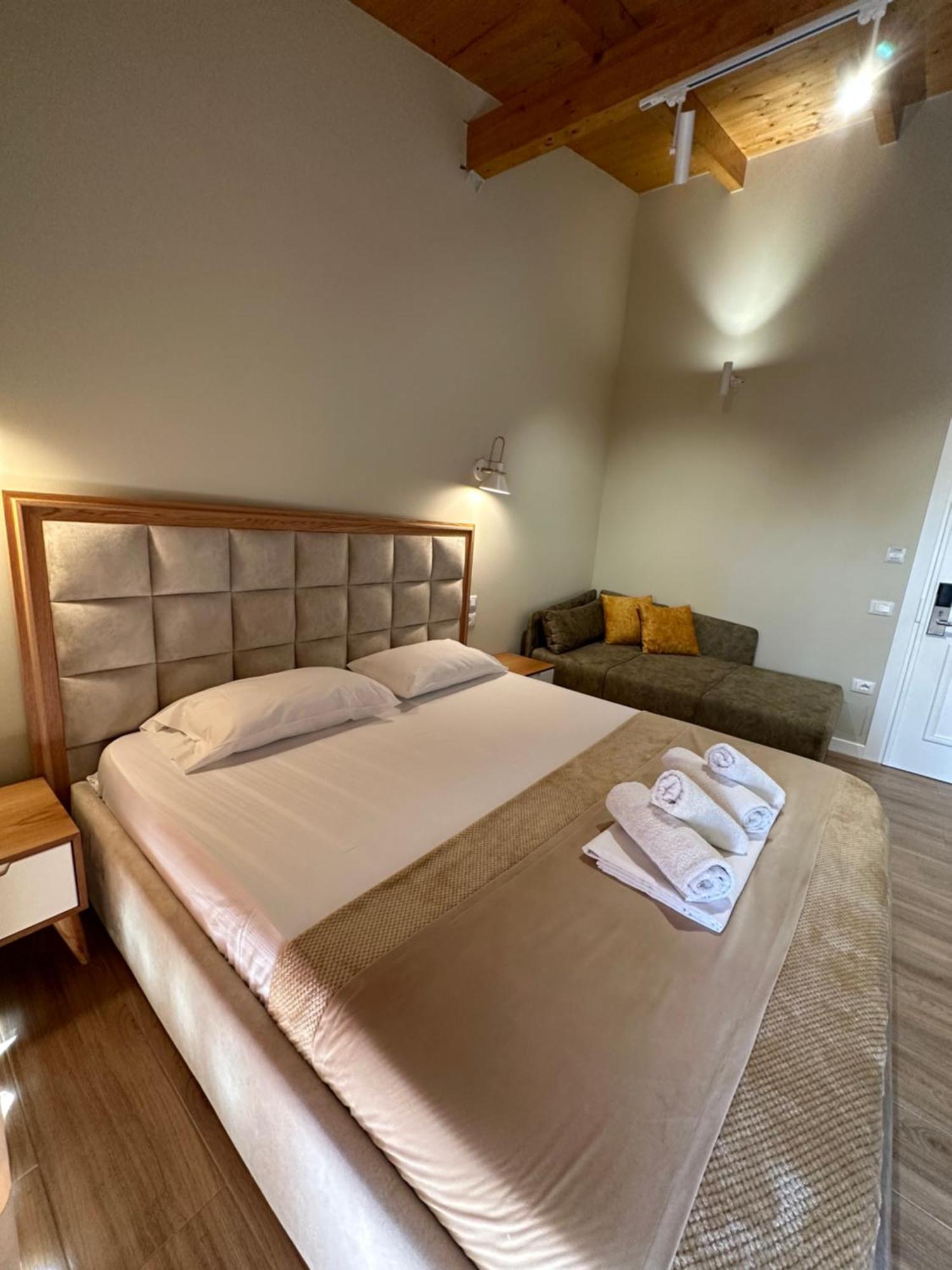 Arial Penthouse Suites Vlorë Esterno foto