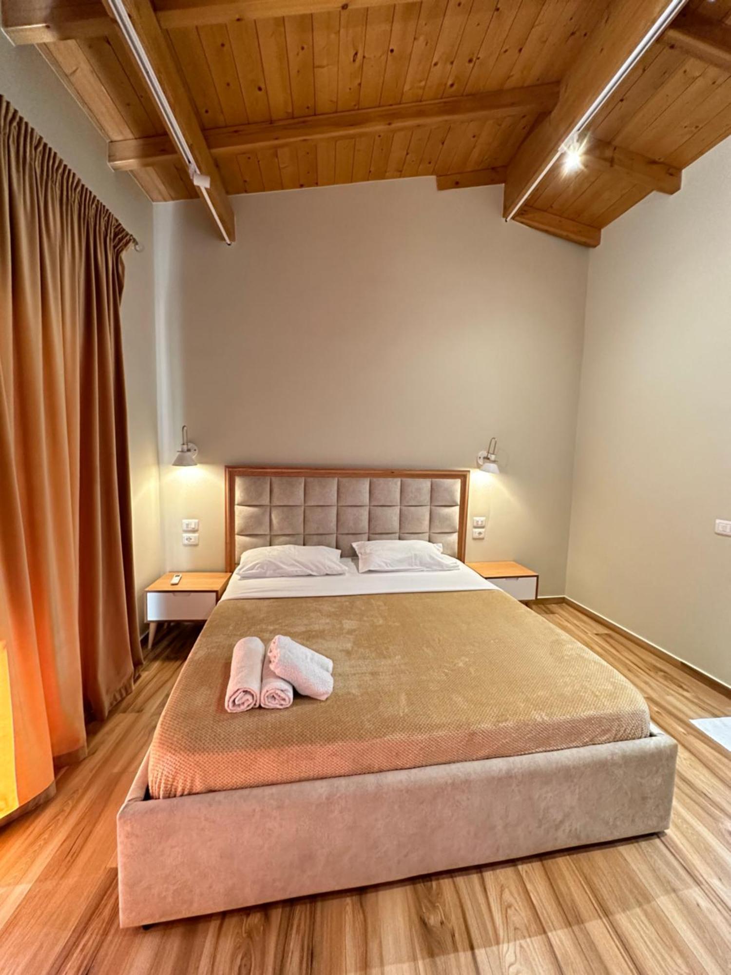 Arial Penthouse Suites Vlorë Esterno foto