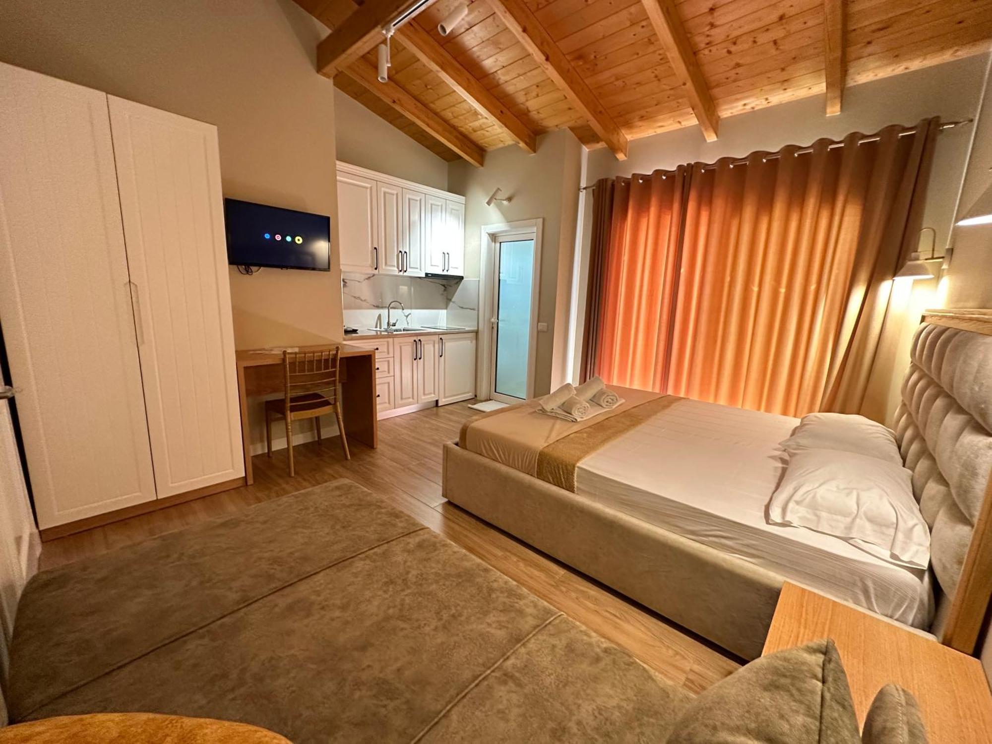 Arial Penthouse Suites Vlorë Esterno foto