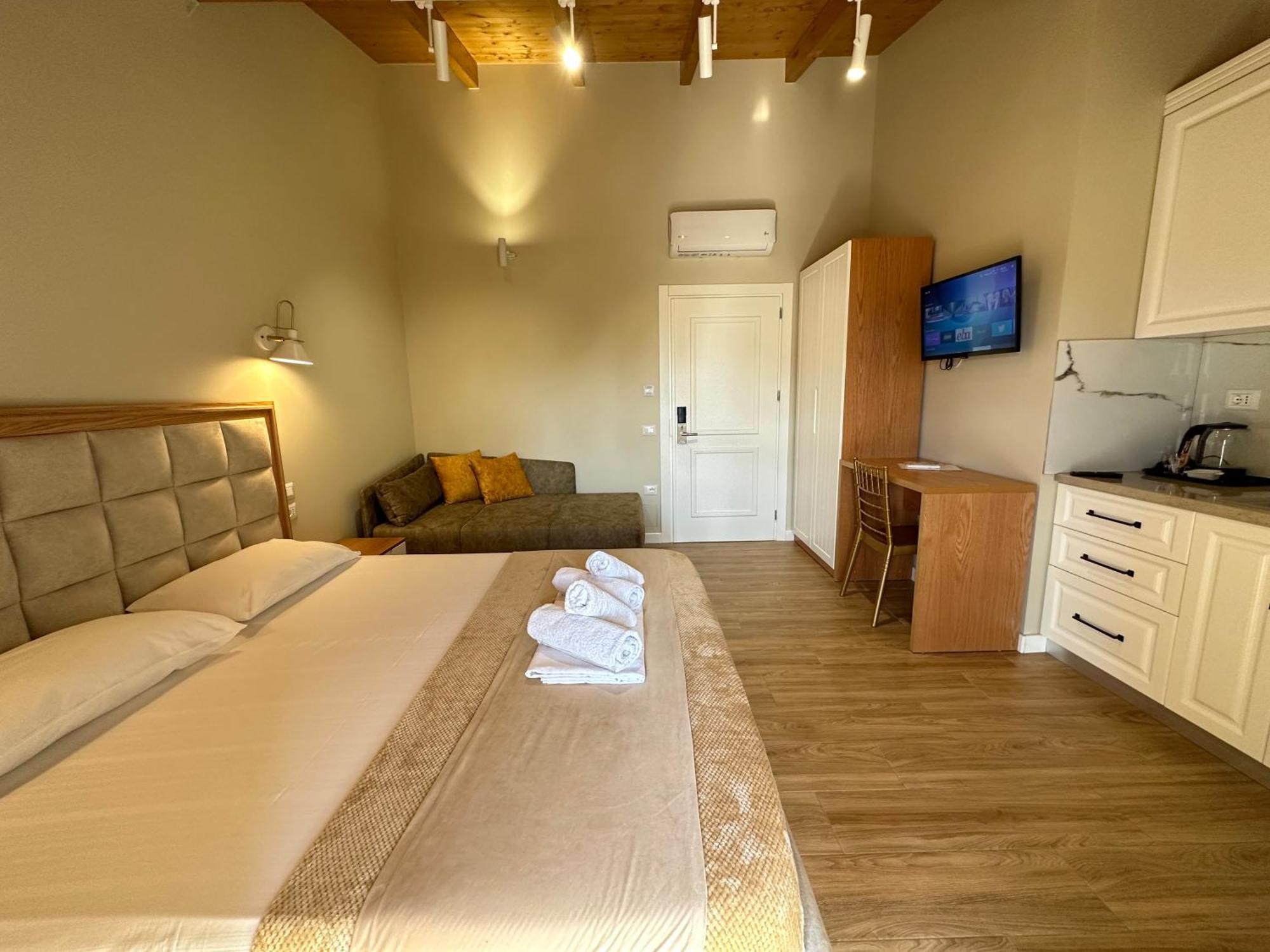 Arial Penthouse Suites Vlorë Esterno foto