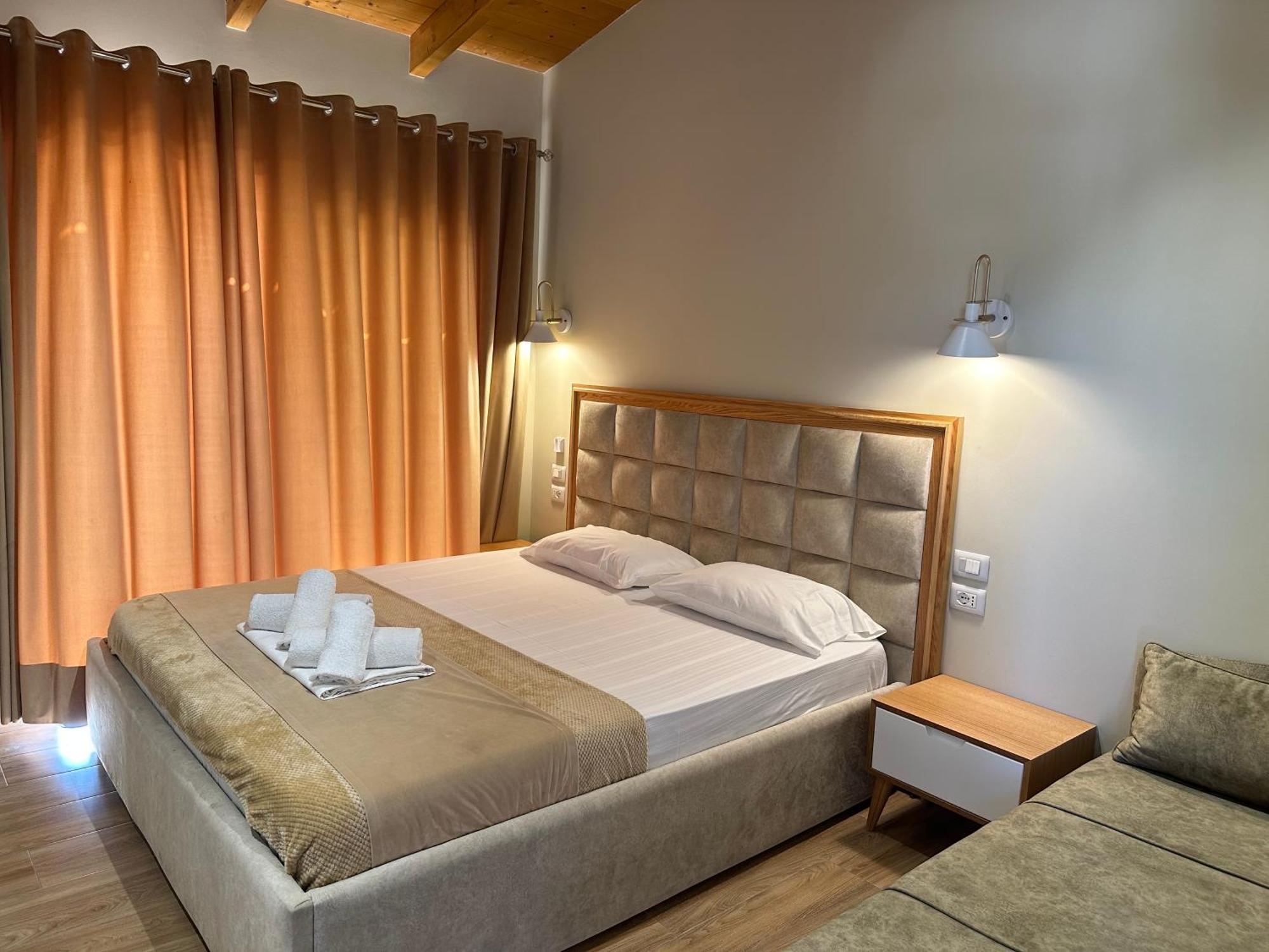Arial Penthouse Suites Vlorë Esterno foto