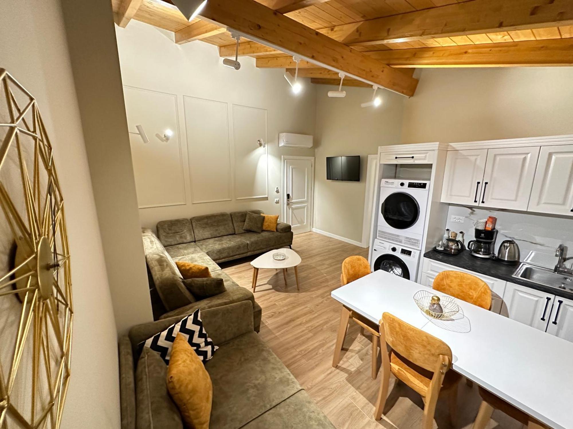 Arial Penthouse Suites Vlorë Esterno foto