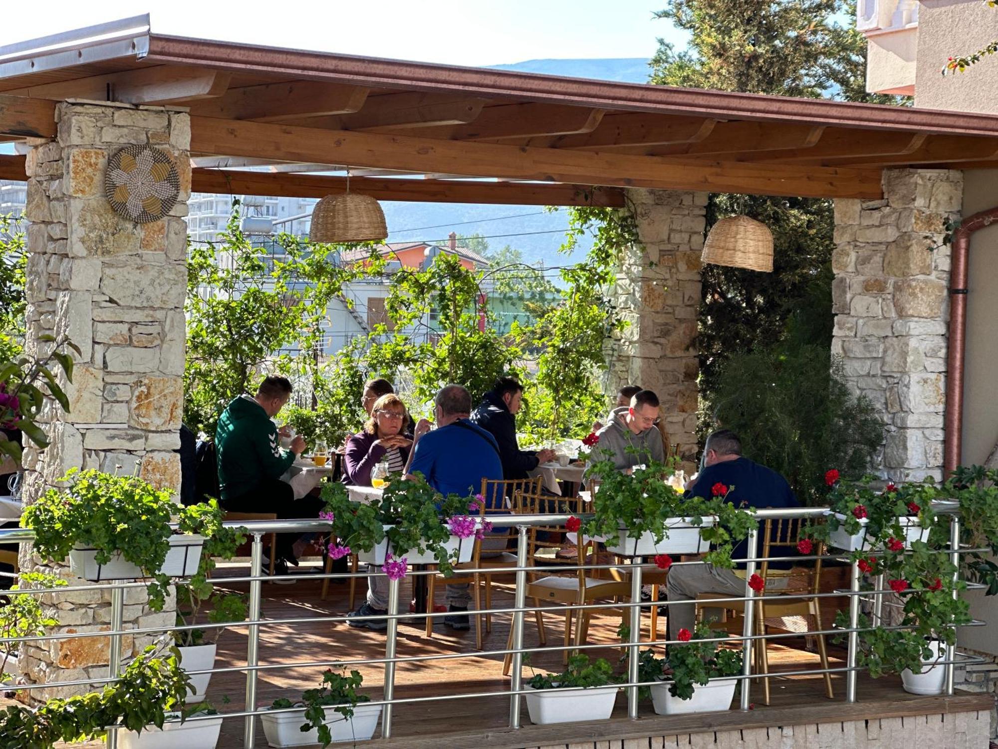 Arial Penthouse Suites Vlorë Esterno foto