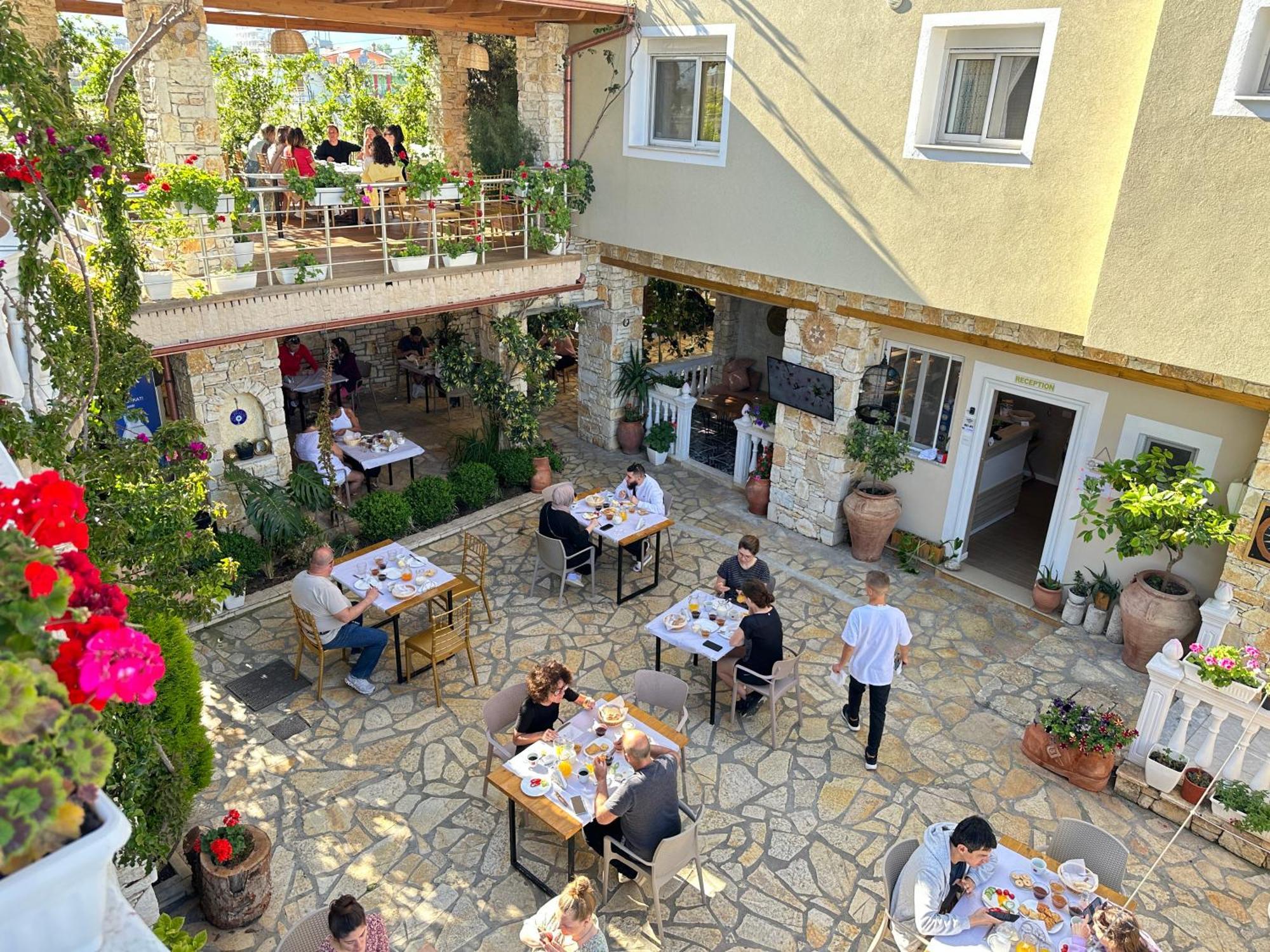 Arial Penthouse Suites Vlorë Esterno foto