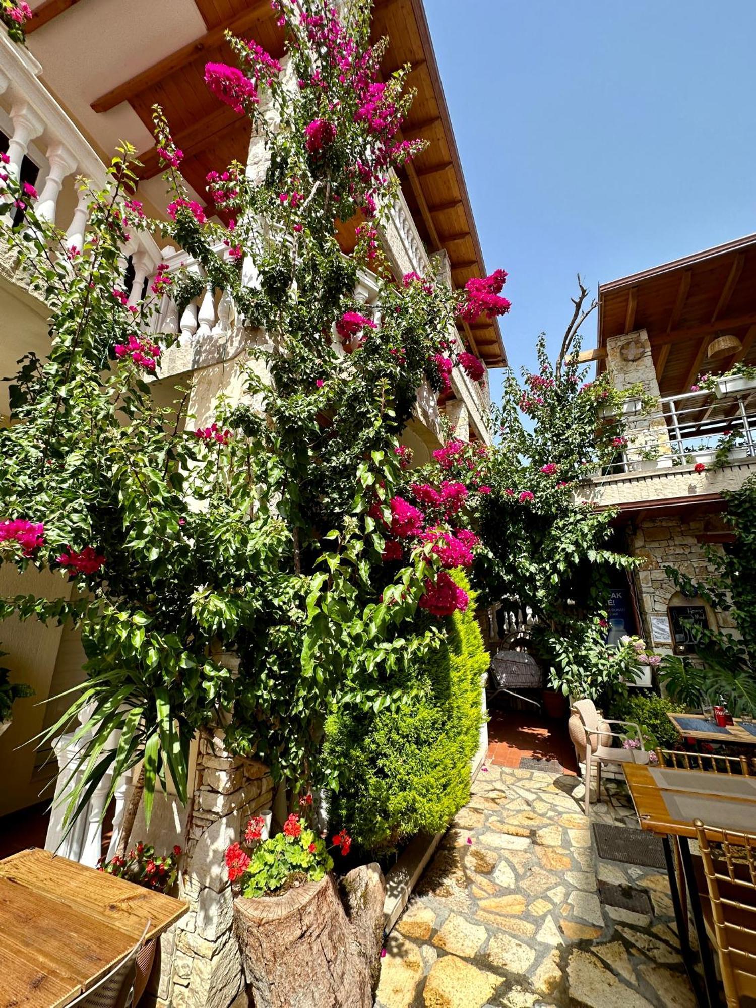 Arial Penthouse Suites Vlorë Esterno foto