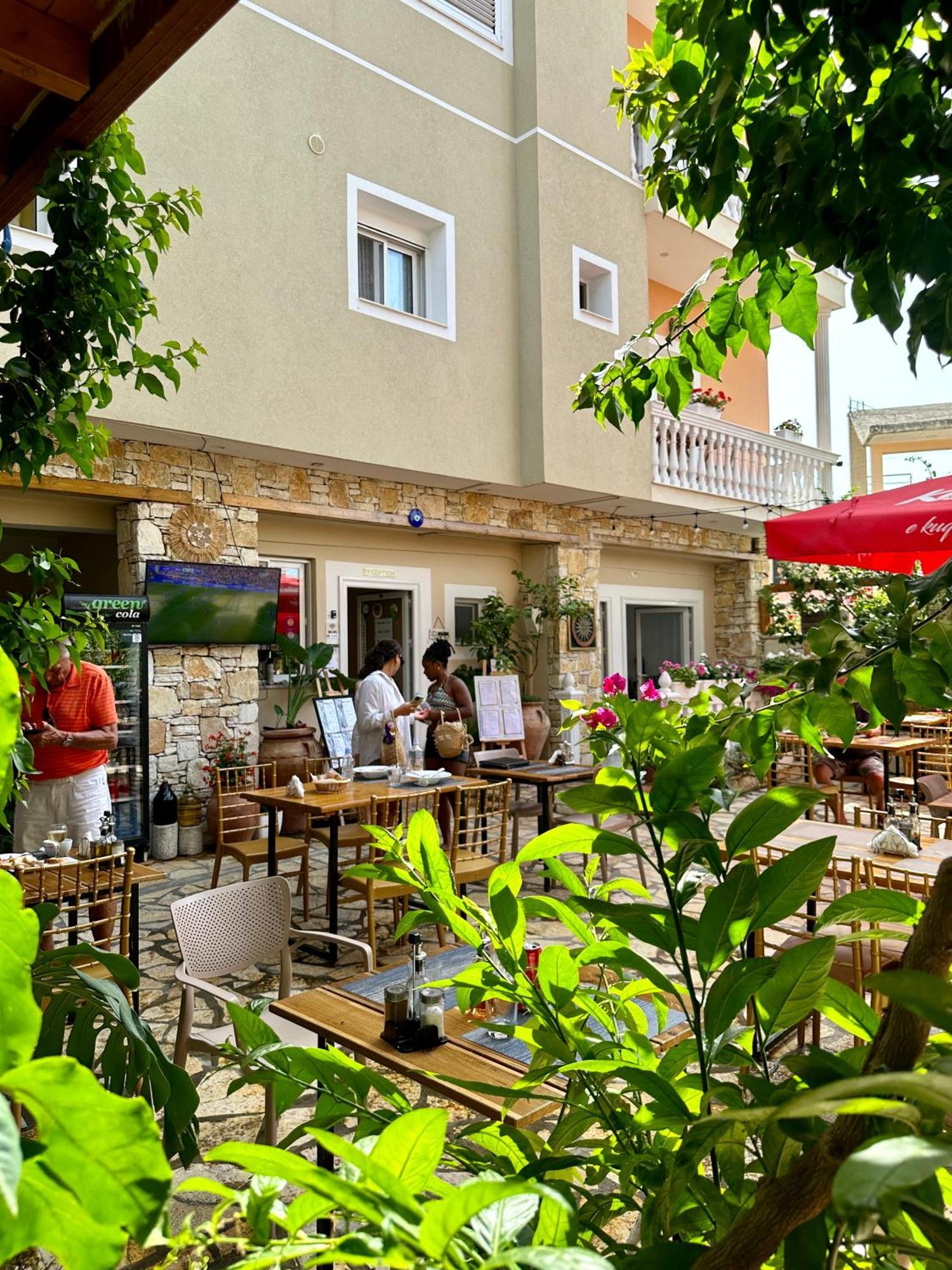 Arial Penthouse Suites Vlorë Esterno foto